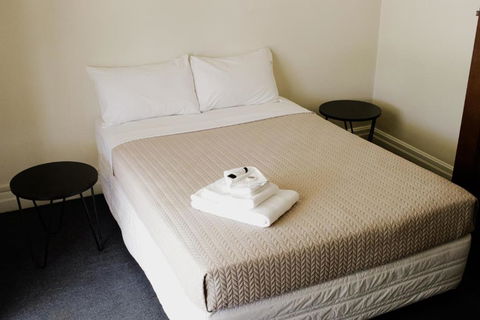 The Australian Hotel St George - Accommodation in Surfers Paradise 2