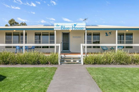 The Blue House On Lake Albert - Accommodation in Surfers Paradise 0