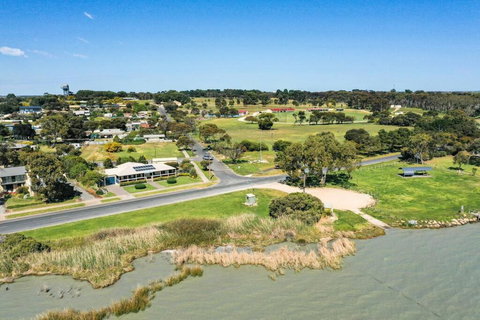 The Blue House On Lake Albert - Accommodation in Surfers Paradise 3