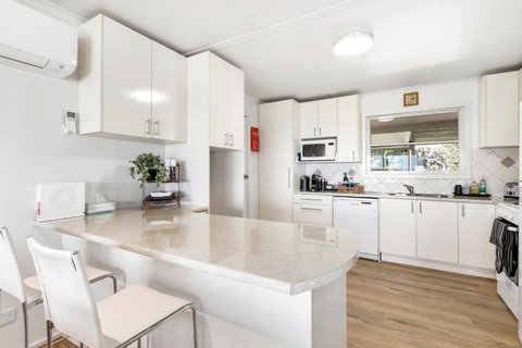 The Blue House On Lake Albert - Accommodation in Surfers Paradise 2