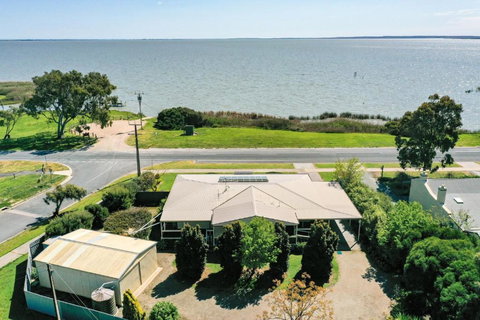 The Blue House On Lake Albert - Accommodation in Surfers Paradise 1