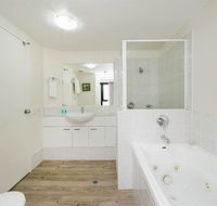 Beachside Neptune Resort Apt Upgraded - Accommodation in Surfers Paradise