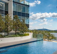 Beautiful Modern Lake View Apartment - Accommodation in Surfers Paradise