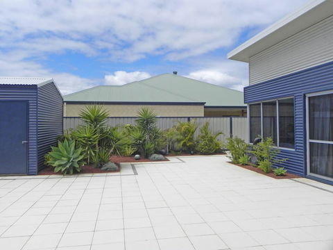 Beautifully Appointed Large Family Home - Accommodation in Surfers Paradise 2