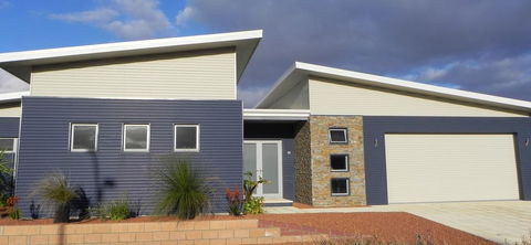 Beautifully Appointed Large Family Home - Accommodation in Surfers Paradise 1