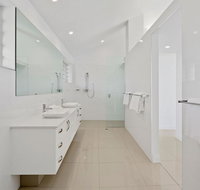 Bella Vista West 3 Luxury Ocean View High Ceilings Golf Buggy Sleeps 8 - Accommodation in Surfers Paradise