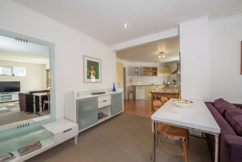 Beloka Close - Modern, Spacious, And Pet Friendly Accommodation - Accommodation in Surfers Paradise 1