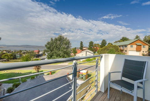 Beloka Close - Modern, Spacious, And Pet Friendly Accommodation - Accommodation in Surfers Paradise 0
