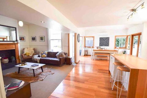 Best Location In Hobart! Luxury 4 Bedroom With Stunning Views - Accommodation in Surfers Paradise 0
