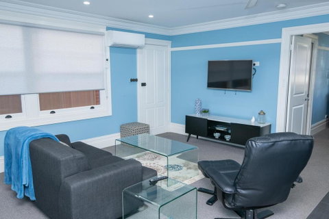 Blue Door Apartments Spacious CBD Apartment - Accommodation in Surfers Paradise 2