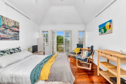 The Seaside Loft - A Breezy Beachside Lifestyle - Accommodation in Surfers Paradise 0