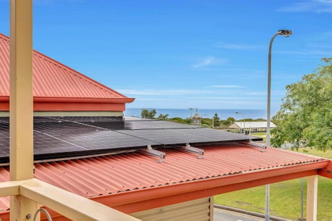 The Seaside Loft - A Breezy Beachside Lifestyle - Accommodation in Surfers Paradise 3