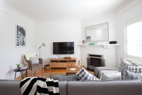THE WHITE HOUSE Luxury Villa Embedded In History - Accommodation in Surfers Paradise 0