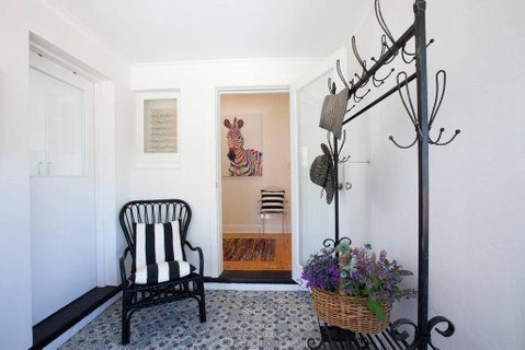 THE WHITE HOUSE Luxury Villa Embedded In History - Accommodation in Surfers Paradise 1