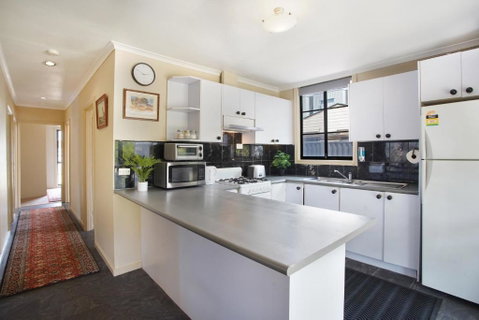 Three Bedroom Sweet Retreat In Coburg - Accommodation in Surfers Paradise 1