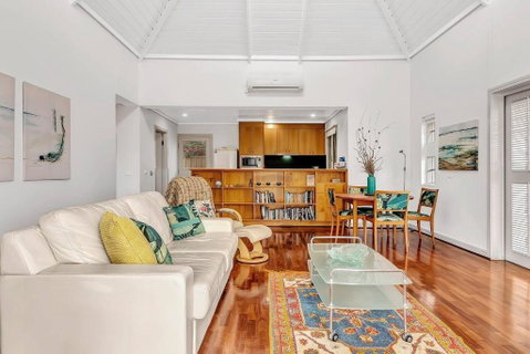 Time And Tide Beach Cottage On The Esplanade - Accommodation in Surfers Paradise 0