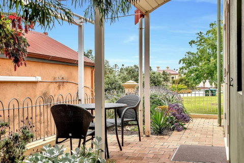 Time And Tide Beach Cottage On The Esplanade - Accommodation in Surfers Paradise 1