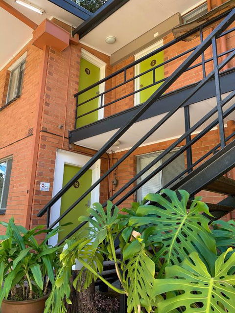WARBURTON MOTEL - Where Mid-century Style Meets The Mountains - Accommodation in Surfers Paradise 1