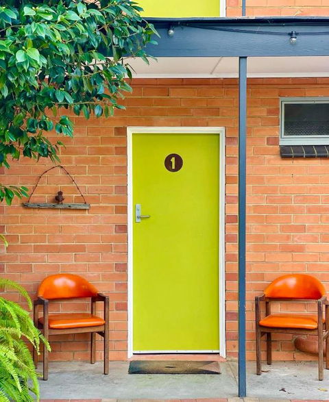 WARBURTON MOTEL - Where Mid-century Style Meets The Mountains - Accommodation in Surfers Paradise 2