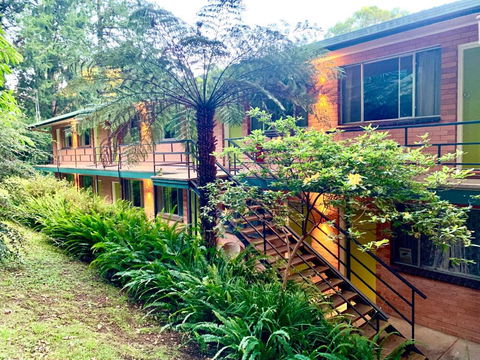 WARBURTON MOTEL - Where Mid-century Style Meets The Mountains - Accommodation in Surfers Paradise 3