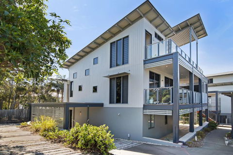 Warragi 5 By Discover Stradbroke - Pool - Accommodation in Surfers Paradise 0
