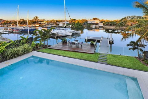WATERFRONT HOME BORDERING MOOLOOLABA - Accommodation in Surfers Paradise 1