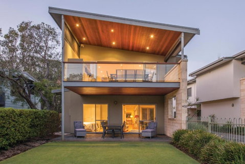XYZ Holiday Home - Accommodation in Surfers Paradise 1