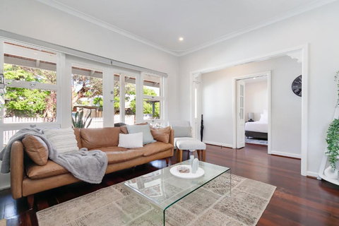 Guildford Cottage By Swan Bnb Management - Accommodation in Surfers Paradise 1