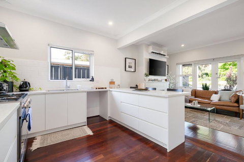 Guildford Cottage By Swan Bnb Management - Accommodation in Surfers Paradise 2