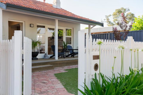 Guildford Cottage By Swan Bnb Management - Accommodation in Surfers Paradise 0