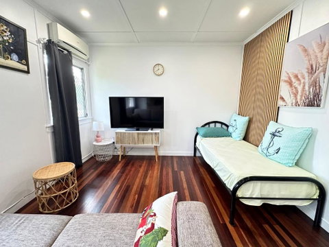 Zen Escape Guest House- Hidden Little Gem, Funky Corner, Boutique Granny Flat - Accommodation in Surfers Paradise 3