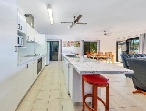 Rumah Surgah On Lake Bennett - Accommodation in Surfers Paradise 1