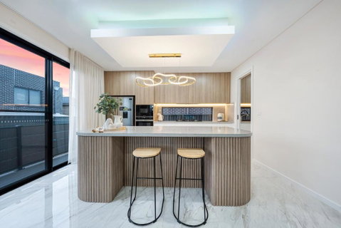 Spacious & Luxury 4Bed Room Retreat Near Station - Accommodation in Surfers Paradise 2