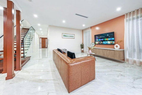 Spacious & Luxury 4Bed Room Retreat Near Station - Accommodation in Surfers Paradise 3