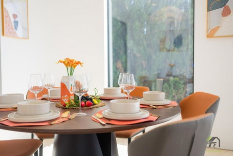 Whispering Pines With 4 Bedroom In Vaucluse - Accommodation in Surfers Paradise 1