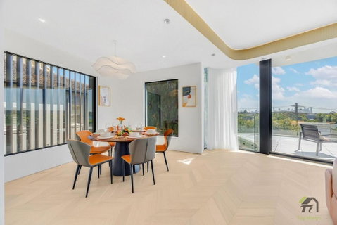 Whispering Pines With 4 Bedroom In Vaucluse - Accommodation in Surfers Paradise 3