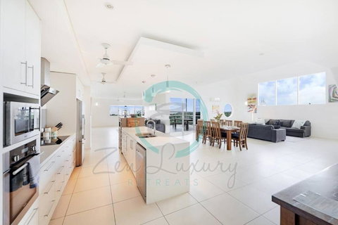 ZEN LUXURY: 2-Story 4-BR Penthouse In Darwin City With Mindal Markets & Harbour Views - Accommodation in Surfers Paradise 2