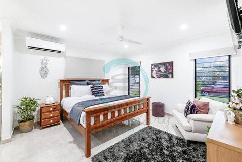 Zenhouse: 4BR Stylish Work/Family Home In Muirhead - Accommodation in Surfers Paradise 2